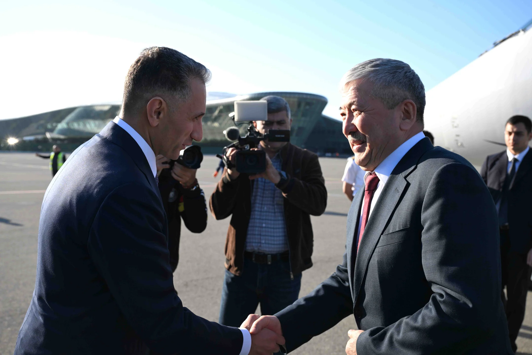 Qırğız Respublikası Nazirlər Kabinetinin sədri – Prezident Administrasiyasının rəhbəri Adılbek Kasımaliyev işgüzar səfərlə Bakı şəhərinə səfər edib.  Xeber basligi